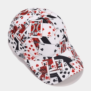 Dettaglio cappello baseball vintage con stampa carte da gioco e visiera curva