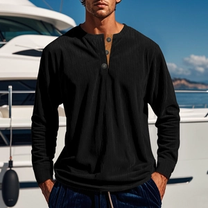 Detail der Dreiknopfleiste am schwarzen, schmal geschnittenen Henley-Shirt