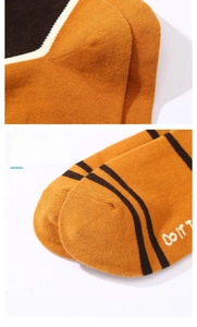 Détails de chaussettes en coton jaune avec poignets élastiques et couture plate