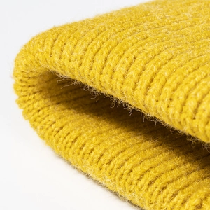 Bonnet en maille jaune gingembre avec trou pour queue de cheval et texture épaisse chaude