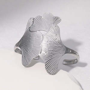 Detail macro-opname van ginkgobladtexturen op een gepolijste roestvrijstalen zilveren armband