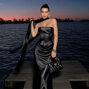 Elegante set abito lungo nero senza spalline con sciarpa lunga coordinata