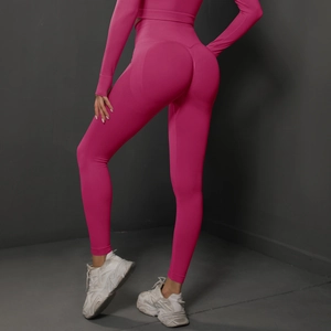 Détail du legging taille haute effet push-up avec texture sans couture en rose foncé