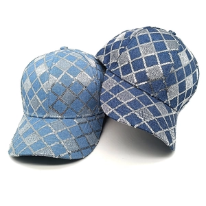 Berretti da baseball in denim con paillettes e motivo a rombi in toni blu
