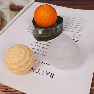 Molde de silicona para velas esféricas con velas de ondas terminadas en una mesa de madera