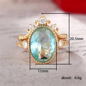 Ensemble de bagues couronne dorées avec gemme bleue ovale et zircons blancs