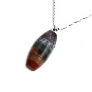 Chakra-Halskette mit buntem Kristallanhänger und silberner gedrehter Gliederkette