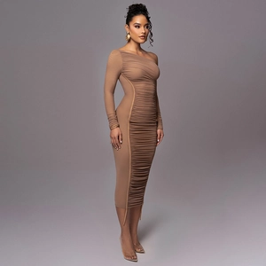 Détail d'une robe marron ajustée avec épaule dénudée, fronces et empiècement en mesh
