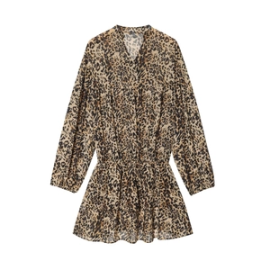 Robe femme imprimé léopard à manches longues et col en V sur fond blanc épuré