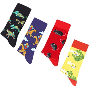 Vue détaillée de quatre paires de chaussettes animaux avec motifs tricotés colorés