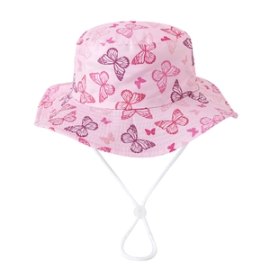 Dettaglio cappello alla pescatora rosa per bambini con farfalle e laccetto regolabile