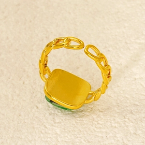 Anello aperto dorato a catena con una pietra preziosa quadrata verde smeraldo