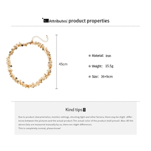 Dettaglio girocollo con paillettes oro da 45cm con catena di estensione di 9cm e materiale