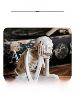 Détail de figurine crâne en résine à finition vieillie pour décoration d'Halloween