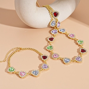 Parure luxueuse collier et bracelet dorés avec pendentifs en forme de cœur étincelants