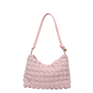 Borsa a spalla rosa a trama popcorn con tracolla sottile e dettagli a sfera d'oro