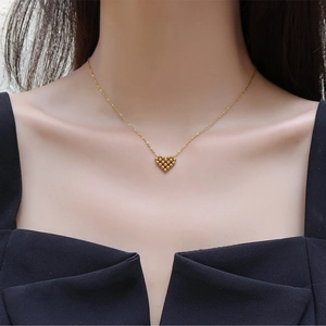 Collier minimaliste en acier titane doré avec pendentif coeur perlé pour femmes