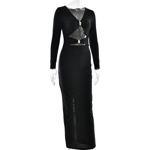 Detail des sexy Cut-outs an der Taille mit goldener Schnalle am schwarzen Maxikleid