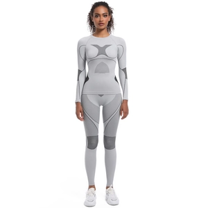 Vue de face de l'ensemble de sport gris sans couture avec lignes de contour ergonomiques