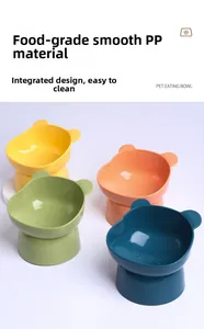 Detail van gekleurde verhoogde voerbakken met berenoren en ergonomische nekbescherming