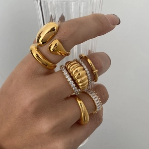 Chic gold-plated stackable ring set with croissant and cubic zirconia details