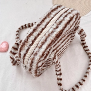 Détail du sac à bandoulière en peluche rayée douce avec fermeture à glissière
