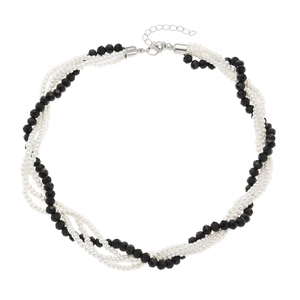 Collier fait main avec perles d'agate noire et perles blanches sur fond blanc