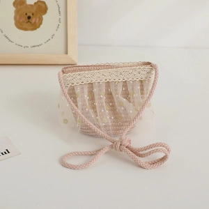 Vue détaillée du sac en paille rose pour enfants avec dentelle et tulle à pois