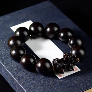 Bracciale in legno nero lucido da 18 mm con ciondolo Pixiu inciso su scatola blu