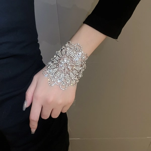 Nahaufnahme eines breiten funkelnden Strass-Blumenarmbands mit hohlem Silber-Design
