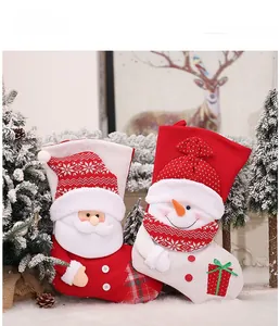Dettaglio di calze natalizie in maglia con motivi di Babbo Natale e pupazzo di neve