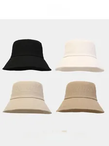 Vue détaillée de quatre bobs tissés en différentes couleurs dans une grille 2x2