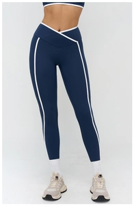 Dettaglio dei leggings da yoga a vita alta con elegante fascia a V incrociata bianca