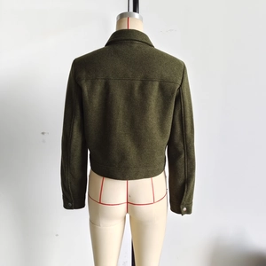 Vue arrière d'une veste en tweed vert militaire montrant des plis et un mélange de laine
