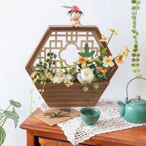 Jardinera de pared hexagonal retro de madera con celosía y flores artificiales