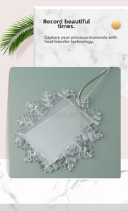 Detailaufnahme von schneeflockenförmigem Weihnachtsschmuck mit Fotofläche für Thermotransfer