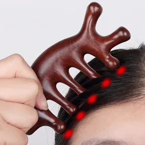 Massagekamm aus Sandelholz mit fünf Zähnen zur Stimulation der Kopfhaut und Entspannung