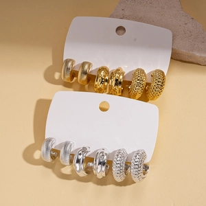 Set di sei paia di orecchini geometrici in metallo con finiture oro e argento lucido