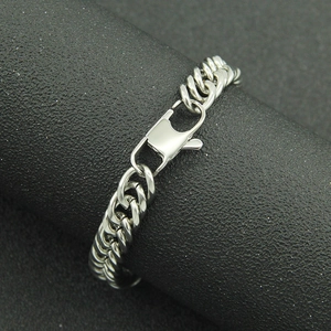 Bracelet gourmette unisexe en acier titane argenté avec fermoir mousqueton sur support
