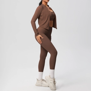 Dettaglio del set yoga tre pezzi marrone caffè con giacca zip e leggings a vita alta