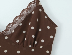 Détails d'une robe marron à pois avec bordure en dentelle et tissu en mousseline léger