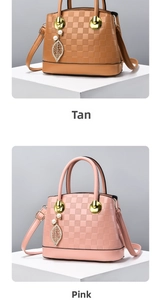 Détail des sacs à carreaux marron et rose avec breloques perles et finitions dorées