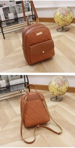 Detailansicht brauner gesteppter Lederrucksack auf hellem Holz mit Modemagazin-Deko