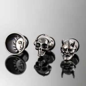 Boucles d'oreilles punk en acier inoxydable avec motifs de crâne, lune et masque noir