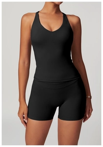 Dettaglio degli shorts da yoga neri a vita alta e del top aderente in tessuto elastico