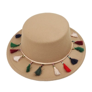 Chapeau canotier en laine kaki avec pompons colorés et perles style bohème