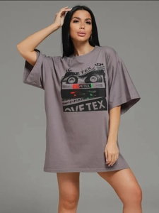 Λεπτομέρεια γκρι βαμβακερού T-shirt με ρετρό στάμπα κασέτας και χαμηλωμένους ώμους