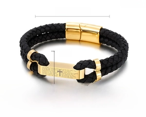 Détail du bracelet en cuir noir avec fermoir magnétique doré et plaque gravée de croix