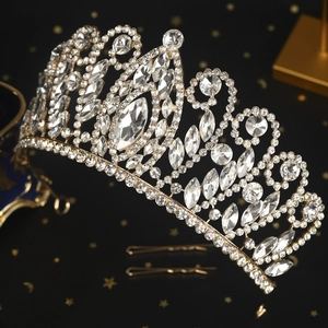 Gedetailleerde luxe bruidskroon met kristallen op een gouden metalen basis