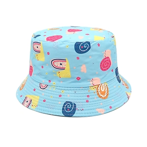 Détail d'un chapeau de soleil bleu ciel pour bébé avec motifs d'escargots et de fleurs